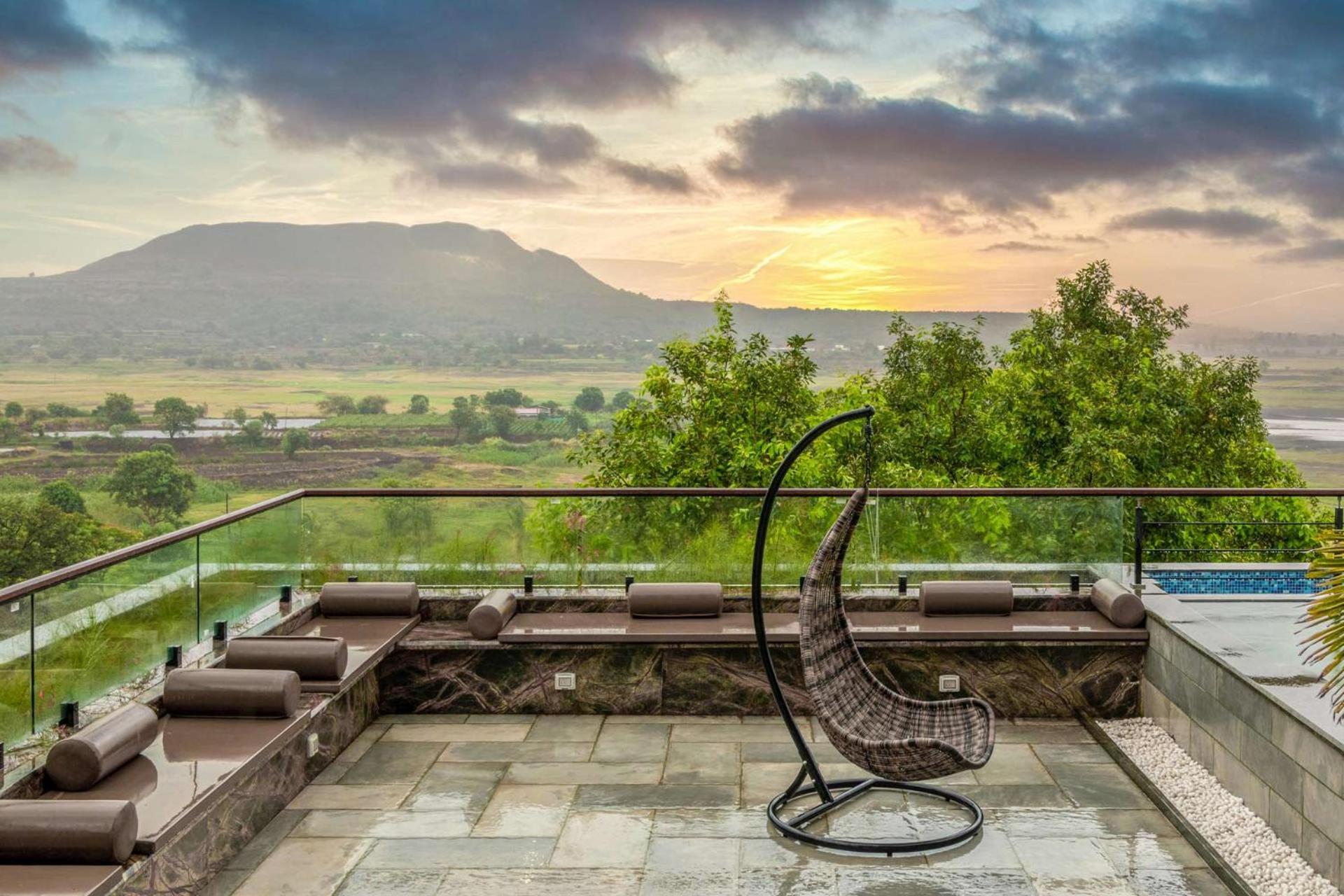 Pearl Lakeview Mansion By Stayvista - Lakeside Villa With Infinity Pool, Jacuzzi, In-House Theatre & Games Room Igatpuri Zewnętrze zdjęcie