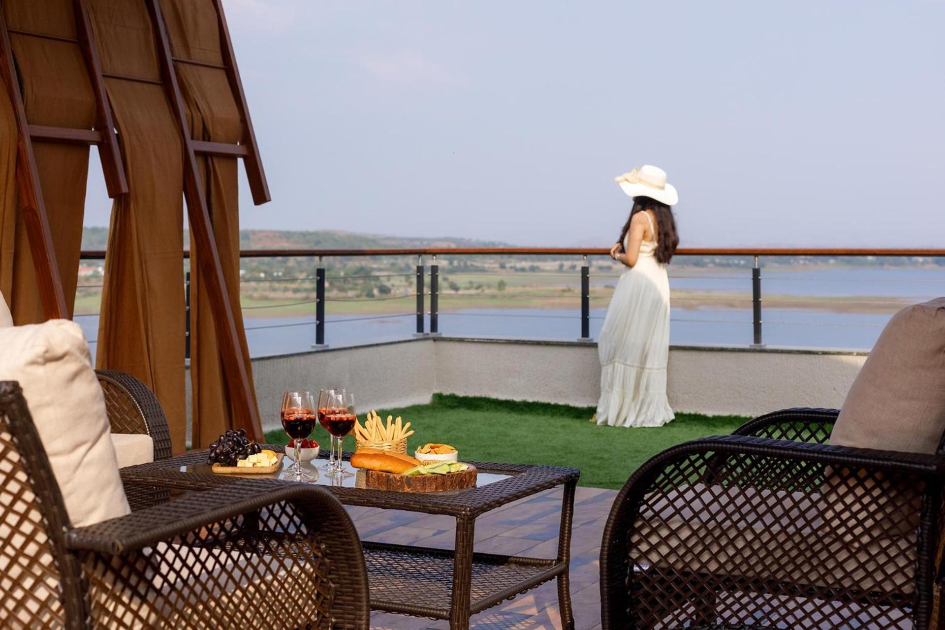 Pearl Lakeview Mansion By Stayvista - Lakeside Villa With Infinity Pool, Jacuzzi, In-House Theatre & Games Room Igatpuri Zewnętrze zdjęcie