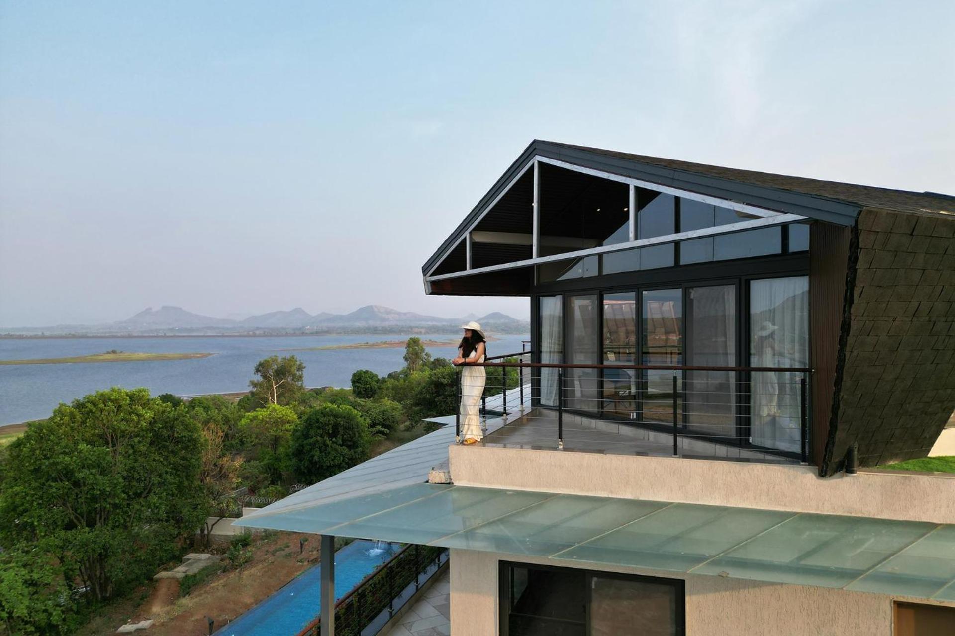 Pearl Lakeview Mansion By Stayvista - Lakeside Villa With Infinity Pool, Jacuzzi, In-House Theatre & Games Room Igatpuri Zewnętrze zdjęcie